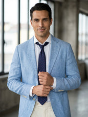 Cravatta sartoriale LUCK in seta tessuta Blu con charme in argento