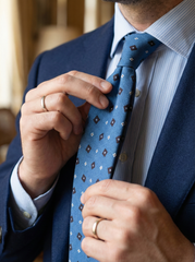 Cravatta blu avion 3 Pieghe FELIX in lana challis stampata inglese