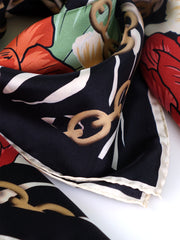 Foulard con fondo nero in pura seta stampata ROSE