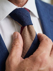 Cravatta 3 pieghe sfoderata in seta shantung blu scuro/beige TRIGA