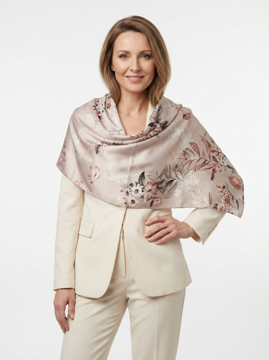Sciarpa stola beige chiaro in pura seta raso stampata ROMANTIC