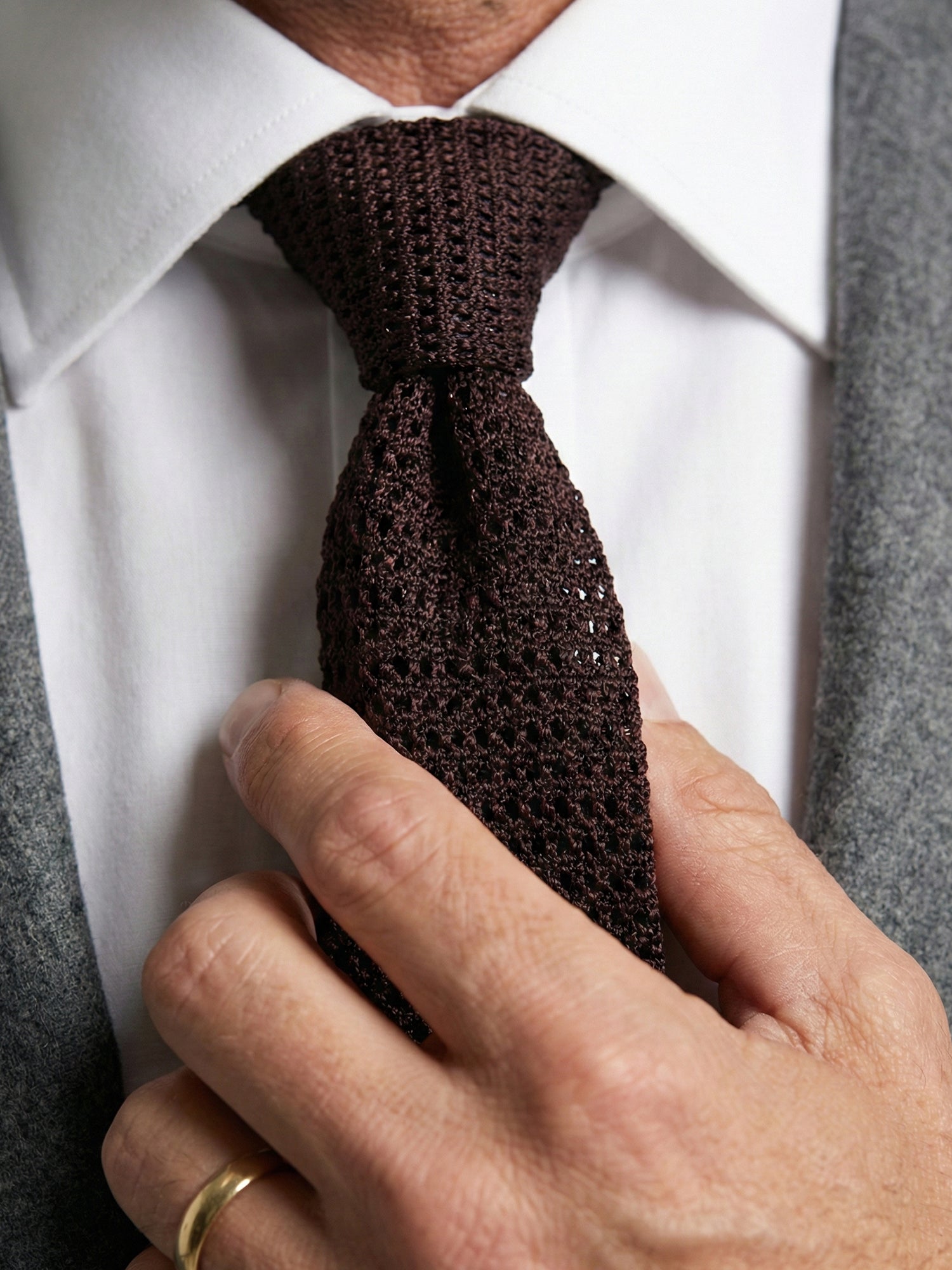 Cravatta tricot in seta marrone scuro PROCIDA con punta a V