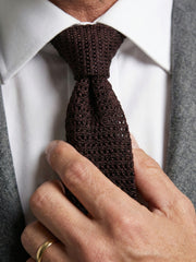 Cravatta tricot in seta marrone scuro PROCIDA con punta a V