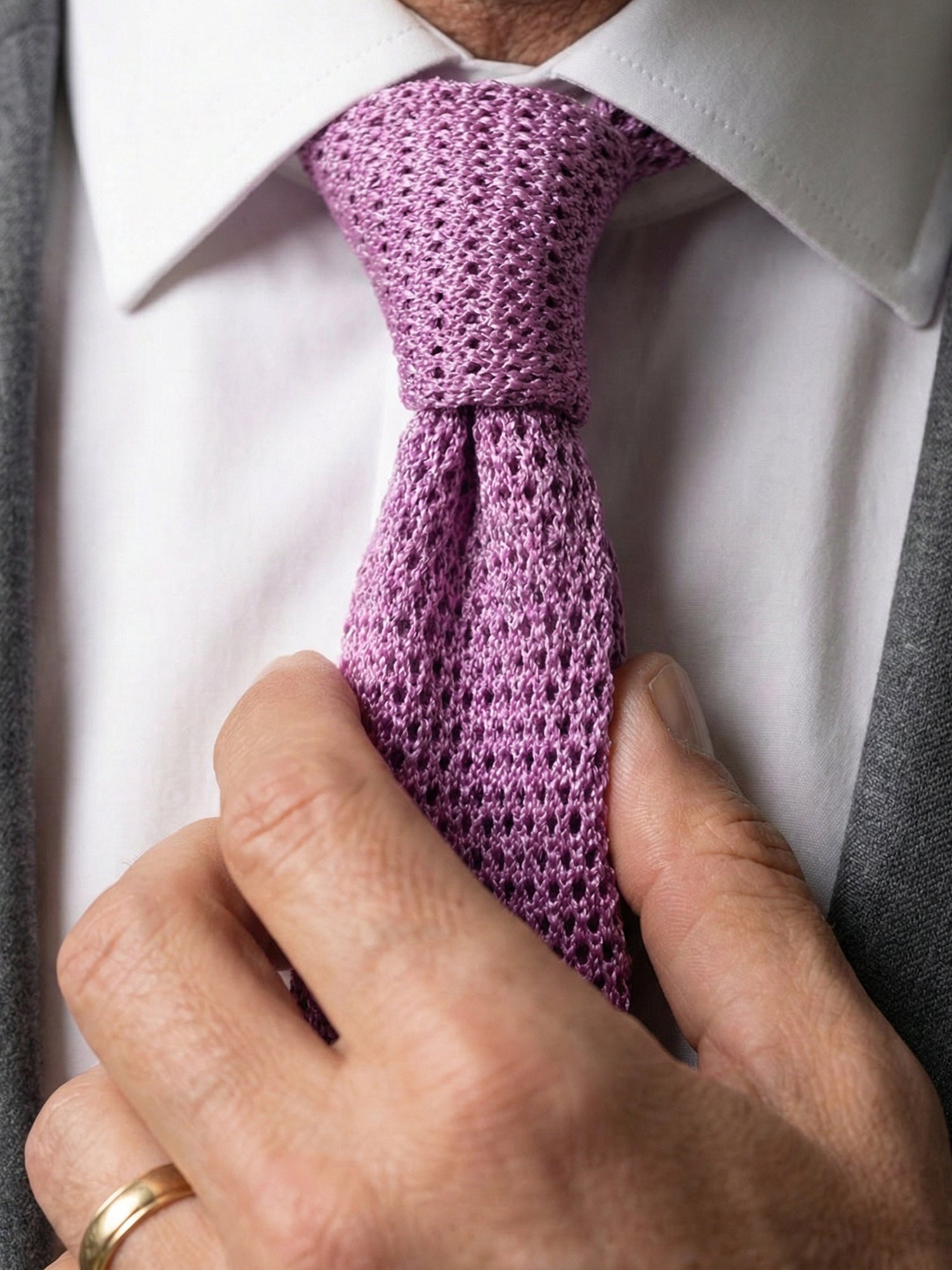 Cravatta in maglia di seta glicine PROCIDA con punta a V