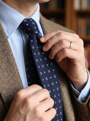 Cravatta blu scuro 3 Pieghe FELIX in lana challis stampata inglese