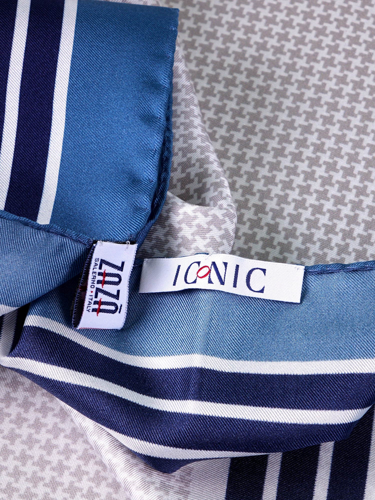 Foulard POL grigio in seta stampata