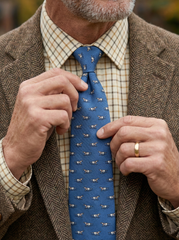 Cravatta blu avion 3 Pieghe SEGUGIO in lana challis stampata inglese